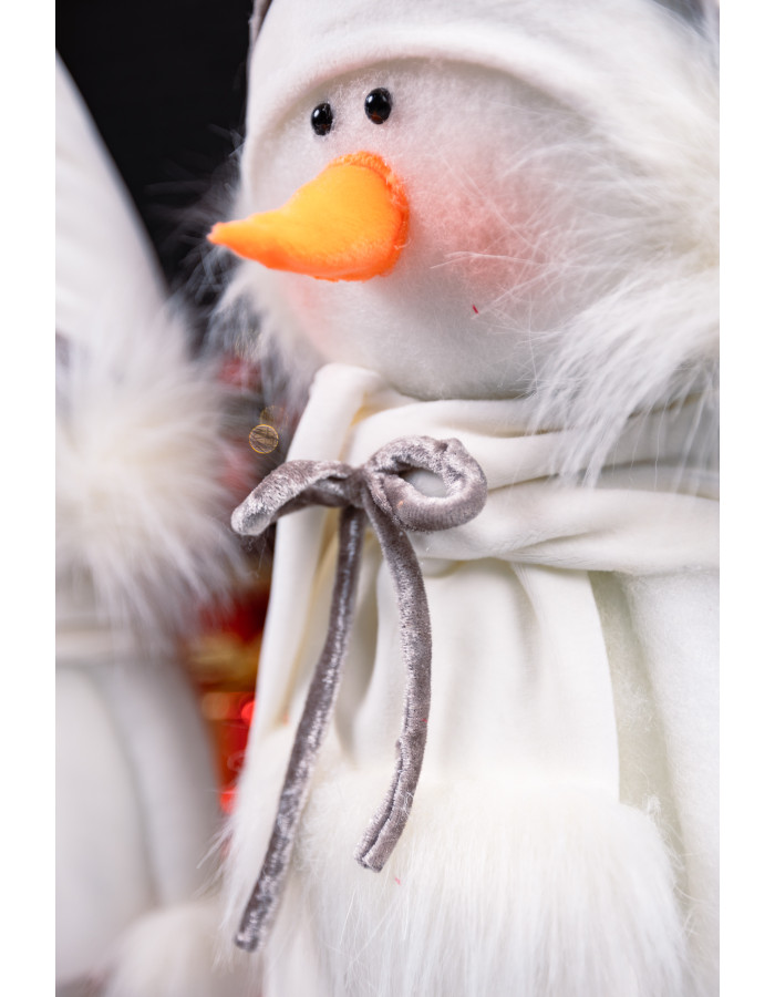 Сніговик білий в навушниках 