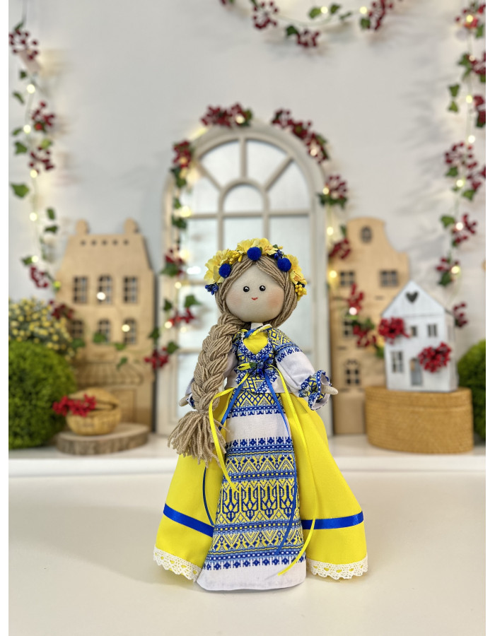 Лялечка-україночка зі світлим волоссям