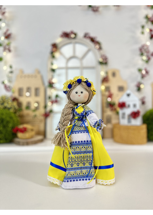 Лялечка-україночка зі світлим волоссям