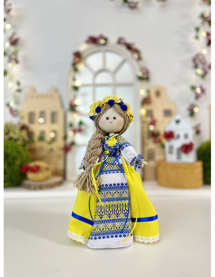 Лялечка-україночка зі світлим волоссям