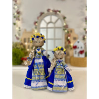 Лялечка-україночка зі світлим волоссям